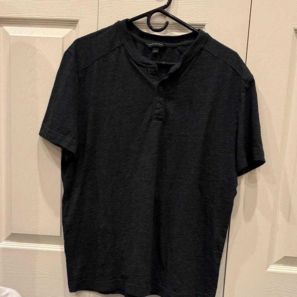 Banana Republic Men's charcoal Henley t-Shirt. Size large